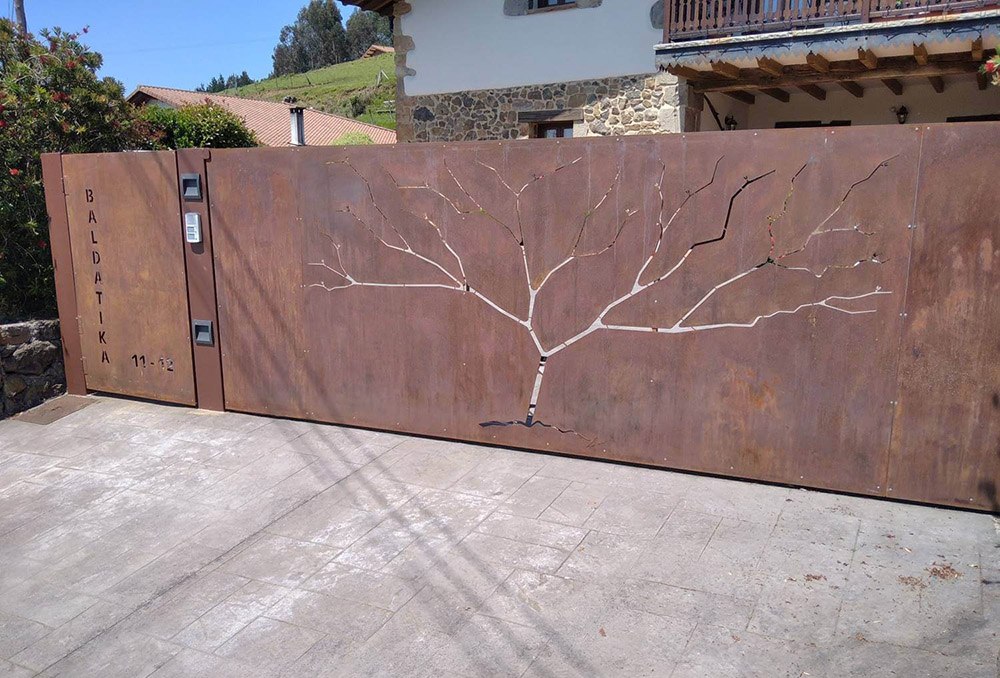 Puerta de acero corten con corte láser realizada por Sanjo Inox