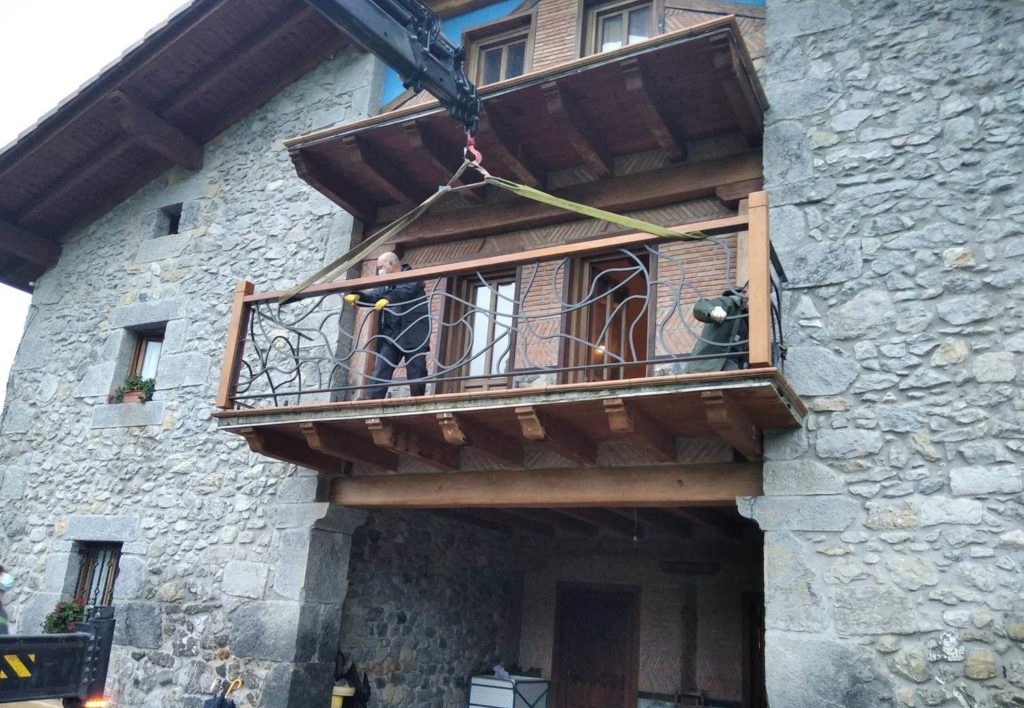 Montaje con grúa de un balcón de caserío
